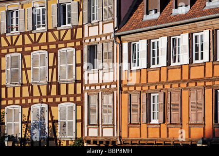 FASSADEN DER FACHWERKHÄUSER ENTLANG DER ILL, STRAßBURG, BAS-RHIN (67), ELSASS, FRANKREICH Stockfoto