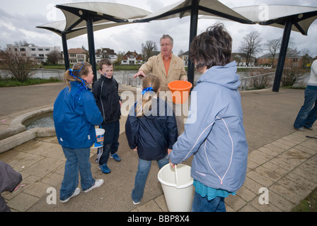 Stepping Out For Water, einen Spaziergang in Laleham & Staines, Middx für die Menschen auf der ganzen Welt fehlt sauberes Wasser und Hygiene Stockfoto