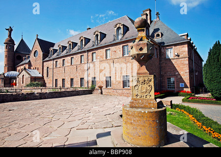 SONNENUHR UND STATUE DER SAINTE-ODILE, MONT SAINTE-ODILE, BAS-RHIN (67), ALSACE, FRANKREICH Stockfoto