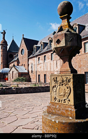 SONNENUHR UND STATUE VON SAINT ODILE, MONT SAINTE-ODILE, STRAßBURG, BAS-RHIN (67), ELSASS, FRANKREICH Stockfoto