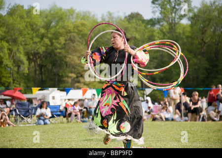 Eine indianische Hoop Tänzerin führt bei der 8. jährliche Red Wing PowWow in Red Wing Park, Virginia Beach, Virginia. Stockfoto