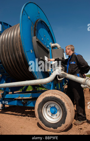 Landwirt Arbeiten aus Gießen auf Wasserrad Reisen Bewässerungssystem Kelso Scottish Borders Stockfoto