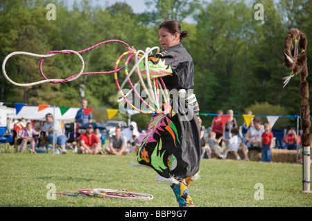 Eine indianische Hoop Tänzerin führt bei der 8. jährliche Red Wing PowWow in Red Wing Park, Virginia Beach, Virginia. Stockfoto