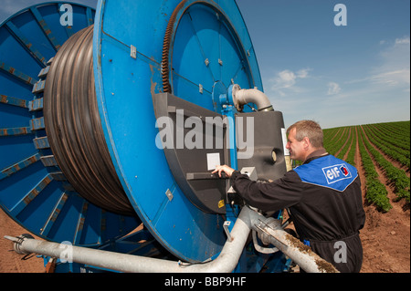 Landwirt Arbeiten aus Gießen auf Wasserrad Reisen Bewässerungssystem Kelso Scottish Borders Stockfoto