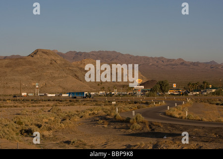 Truckstop auf Highway 15 in der Mojave-Wüste, USA. Stockfoto