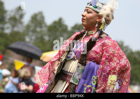 Eine indianische Tänze an den 8. jährlichen Red Wing PowWow in Virginia Beach, Virginia. Stockfoto