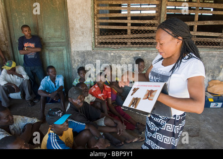 NGO-Mitarbeiter, die Umsetzung einer HIV AIDS-Aufklärungskampagne Quelimane Mosambik Stockfoto