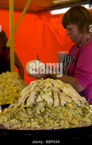 Französisches Gericht Tartiflette vorbereitet auf einem Markt in Namur Belgien Stockfoto