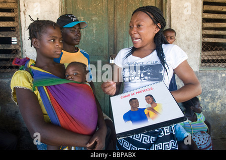 NGO-Mitarbeiter, die Umsetzung einer HIV AIDS-Aufklärungskampagne Quelimane Mosambik Stockfoto