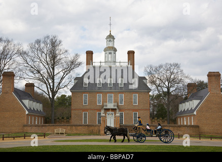 Eine Pferdekutsche übergibt der Palast des Gouverneurs in Colonial Williamsburg, Virginia. Stockfoto