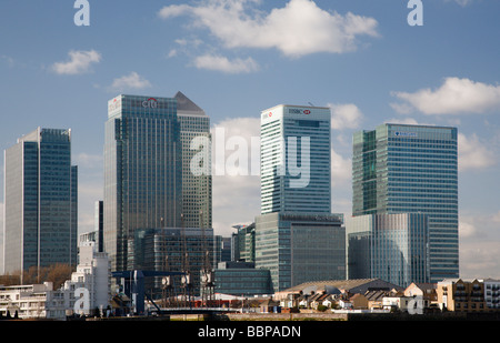 Türme in Canary Wharf mit älteren Wohnimmobilien im Vordergrund Stockfoto