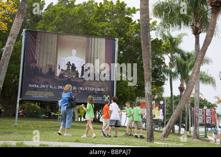 Im Jahr 2009 veranstaltete der Sarasota Bayfront Park in Sarasota, Florida, die Kunstausstellung "Umarmen unsere Unterschiede" outdoor-Plakatwand. Stockfoto