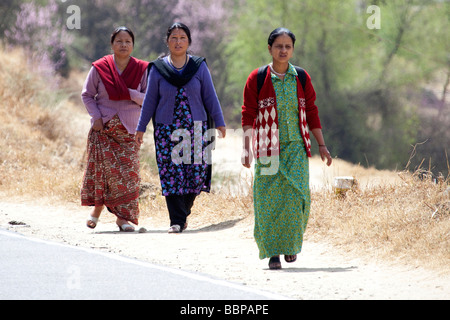 3 Frauen zu Fuß auf der Straße in Bhutan Tracht kleiden, Thimphu Bhutan in Südasien. 90669 Bhutan Stockfoto