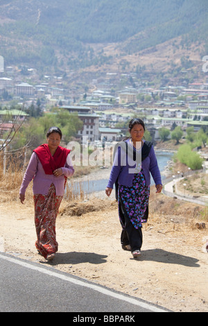 2 Frauen laufen auf der Straße in traditionelle bhutanische Kostüm Kleid, Thimphu Bhutan in Südasien. 90670 Bhutan Stockfoto