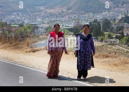 2 Frauen laufen auf der Straße in traditionelle bhutanische Kostüm Kleid, Thimphu Bhutan in Südasien. 90671 Bhutan Stockfoto