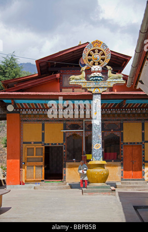 Mann, der betet, das Gebet Mühle in Tashi Chho Dzong, Thimpu, Bhutan Asien Stockfoto