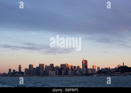 Skyline von San Francisco am Abend als gesehene Form der Rittersporn-Fähre. Stockfoto