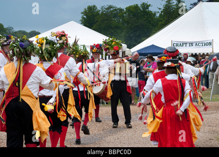 Traditionelle Moriskentänzer (Knockhundred Shuttles verstopfen Morris) in Frack und Hüte auf ein Landes-Gartenschau Stockfoto