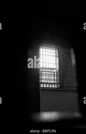 Blick durch die kleine Öffnung in der Tür einer Zelle in würde "Block, der Einzelhaft Flügel in Alcatraz Gefängnis. Stockfoto