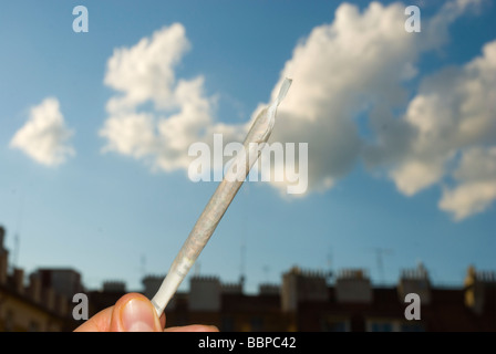 Handgerollt Cannabis Zigarette gegen den Himmel Stockfoto