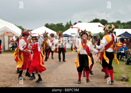 Traditionelle Moriskentänzer (Knockhundred Shuttles verstopfen Morris) in Frack und Hüte auf ein Landes-Gartenschau Stockfoto