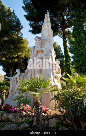 Eine Statue zum Gedenken an die Discovery der Höhlen von drei Jugendlichen im Jahr 1959, Höhlen von Nerja Stockfoto