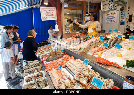 DER FISCH VERKÄUFER ALAIN, FISCHMARKT, TROUVILLE-SUR-MER, CALVADOS (14), NORMANDIE, FRANKREICH Stockfoto
