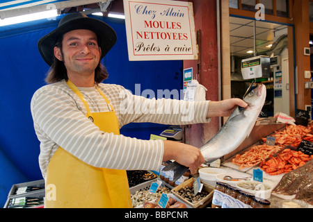 DER FISCH VERKÄUFER ALAIN, FISCHMARKT, TROUVILLE-SUR-MER, CALVADOS (14), NORMANDIE, FRANKREICH Stockfoto