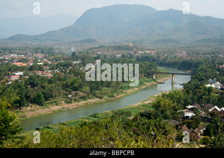 Ansicht von Luang Prabang und die Sisavangvong Brücke am Fluss Nam Khan vom Tempel Wat, dass Chomsi auf Phou Si Hügel Laos Stockfoto