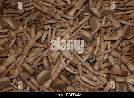 Haufen von Holz Leute zahlen. Mannequin Künstler Modellfiguren. Stockfoto