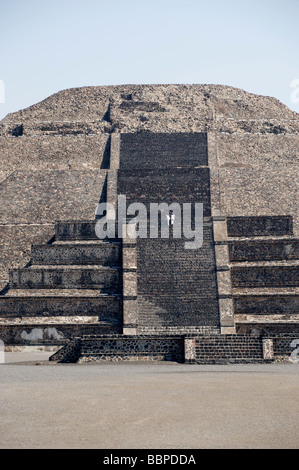 Touristen, die die Stufen der Pyramide des Mondes in Teotihuacan in Mexiko-Stadt, Mexiko Stockfoto