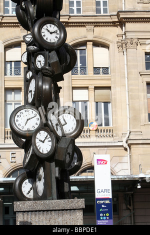 FASSADE DER GARE SAINT-LAZARE BAHNHOF UND SKULPTUR "UHREN" VON DEM KÜNSTLER ARMAN, PARIS, FRANKREICH Stockfoto