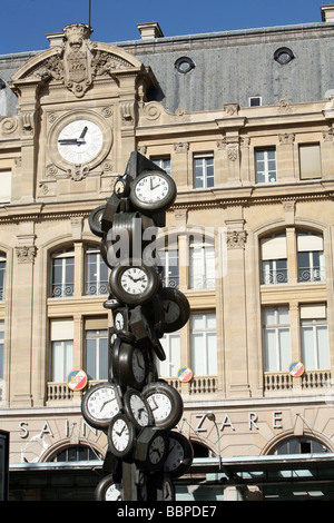 FASSADE DER GARE SAINT-LAZARE BAHNHOF UND SKULPTUR "UHREN" VON DEM KÜNSTLER ARMAN, PARIS, FRANKREICH Stockfoto