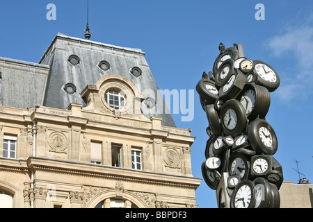 FASSADE DER GARE SAINT-LAZARE BAHNHOF UND SKULPTUR "UHREN" VON DEM KÜNSTLER ARMAN, PARIS, FRANKREICH Stockfoto