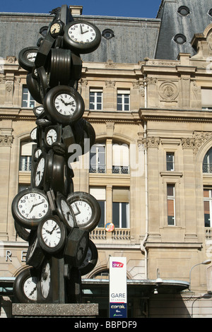 FASSADE DER GARE SAINT-LAZARE BAHNHOF UND SKULPTUR "UHREN" VON DEM KÜNSTLER ARMAN, PARIS, FRANKREICH Stockfoto