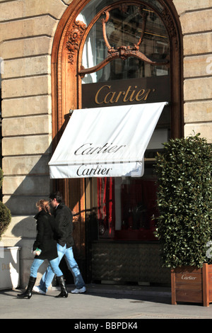 PAAR VOR DER CARTIER BOUTIQUE, PLACE VENDOME, PARIS, FRANKREICH Stockfoto