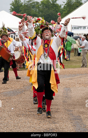 Traditionelle Moriskentänzer (Knockhundred Shuttles verstopfen Morris) in Frack und Hüte auf ein Landes-Gartenschau Stockfoto