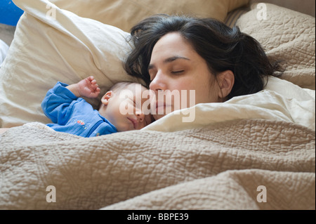 Dreißig Jahre alten Puerto-Ricanischen Frau liegt im Bett mit ihr ein Monate altes Baby Stockfoto