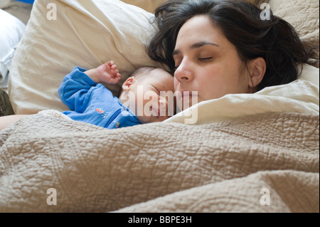 Dreißig Jahre alten Puerto-Ricanischen Frau liegt im Bett mit ihr ein Monate altes Baby Stockfoto