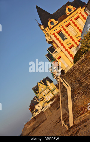VILLA DES FLOTS AUF DER PROMENADE, STRAND IN TROUVILLE-SUR-MER, CALVADOS (14), FRANKREICH Stockfoto