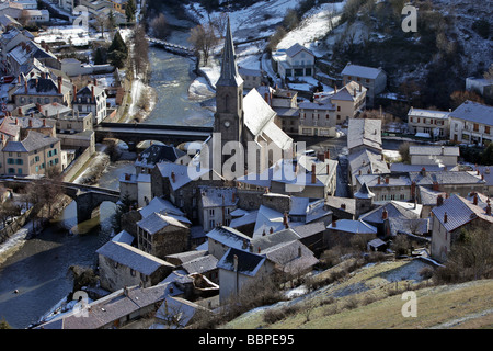 SENKEN SIE SAINTE-CHRISTINE-KIRCHE UND DIE BEIDEN BRÜCKEN ÜBER DEN FLUSS ANDER STADT SAINT-FLOUR, CANTAL (15), AUVERGNE, FRANKREICH Stockfoto