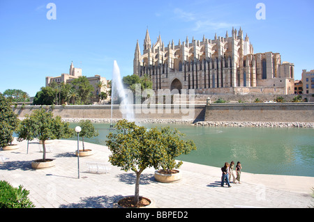 Kathedrale von Palma vom Parc De La Mar, Palma De Mallorca, Mallorca, Balearen, Spanien Stockfoto