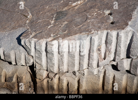 Explodierter Grundstoff und Überreste der Sprengstoffbohrungen Stockfoto