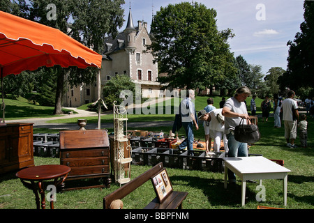 ANTIQUITÄTENMARKT IN DER TOWN HALL PARK, SAINT-FLORENT-SUR-CHER, CHER (18), FRANKREICH Stockfoto