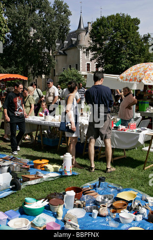 ANTIQUITÄTENMARKT IN DER TOWN HALL PARK, SAINT-FLORENT-SUR-CHER, CHER (18), FRANKREICH Stockfoto