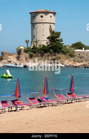 Sonnenschirme und Sonnenliegen am Giglio Campese Strand auf der Insel Giglio oder Isola del Giglio Küste der toskanischen Stockfoto