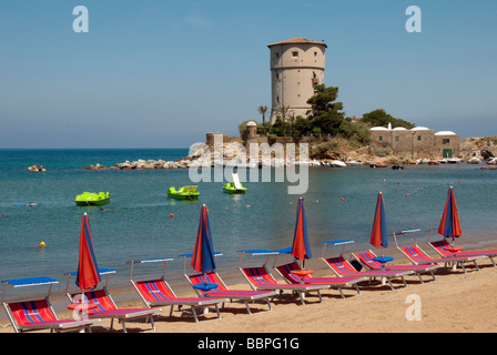 Sonnenschirme und Sonnenliegen am Giglio Campese Strand auf der Insel Giglio oder Isola del Giglio Küste der toskanischen Stockfoto