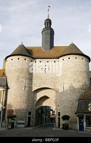 ALTES STADTTOR, MEHUN-SUR-YEVRE, CHER (18), FRANKREICH Stockfoto