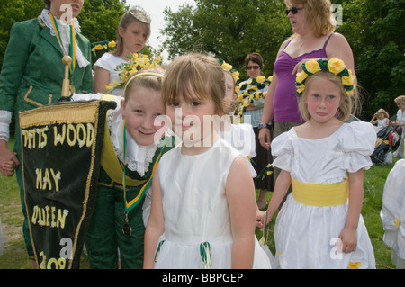 Standard und Mitglieder des Petts Wood May Queen an Merrie England und London May Queen Festival in Hayes, Kent (LB Bromley) Stockfoto