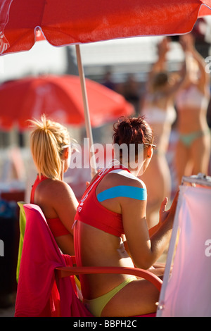 Beachvolleyball-Spielerinnen auf eine Pause Stockfoto